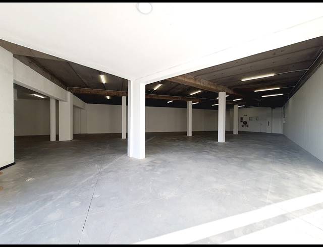 429M² SHOWROOM TO LET IN HALFWAY HOUSE